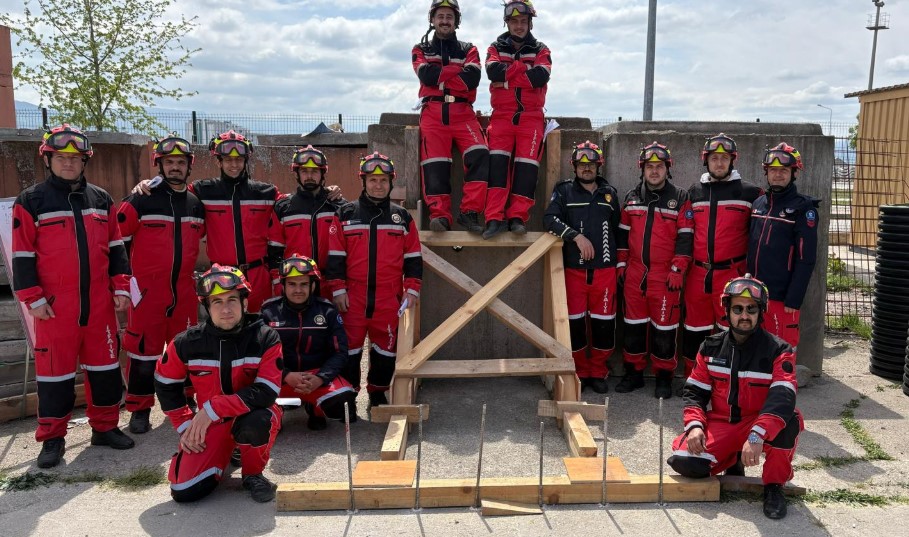 Kocaeli Büyükşehir İtfaiyesi’nden tahkimat ve iple erişim eğitimi