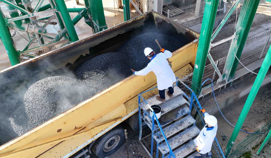 Kocaeli Büyükşehir, saatte 240 ton asfalt üretiyor