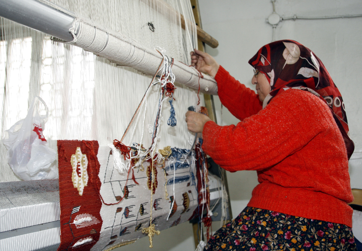 Beypazarı Halk Eğitim Merkezi'nde yüzde yüz kök boyalı kilimler dokunuyor