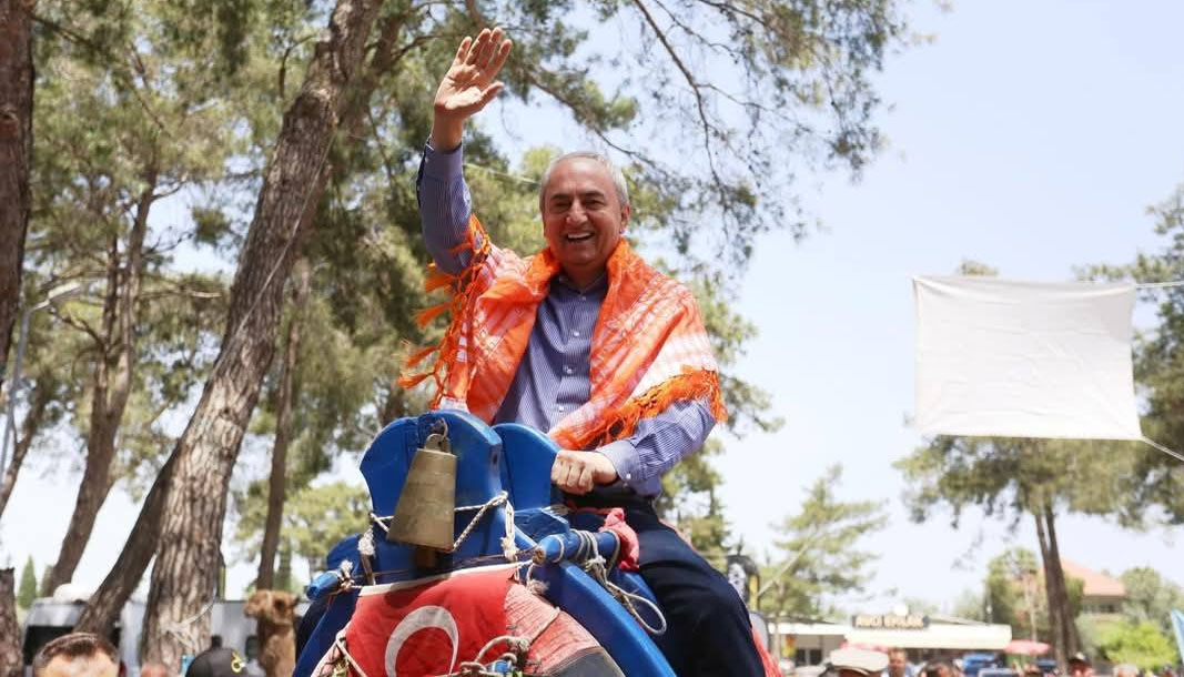 Kepez Belediye Başkanı Mesut Kocagöz'den deve şov