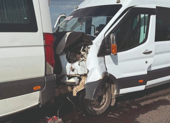 Siverek'te servis minibüsleri çarpıştı: 28 yaralı