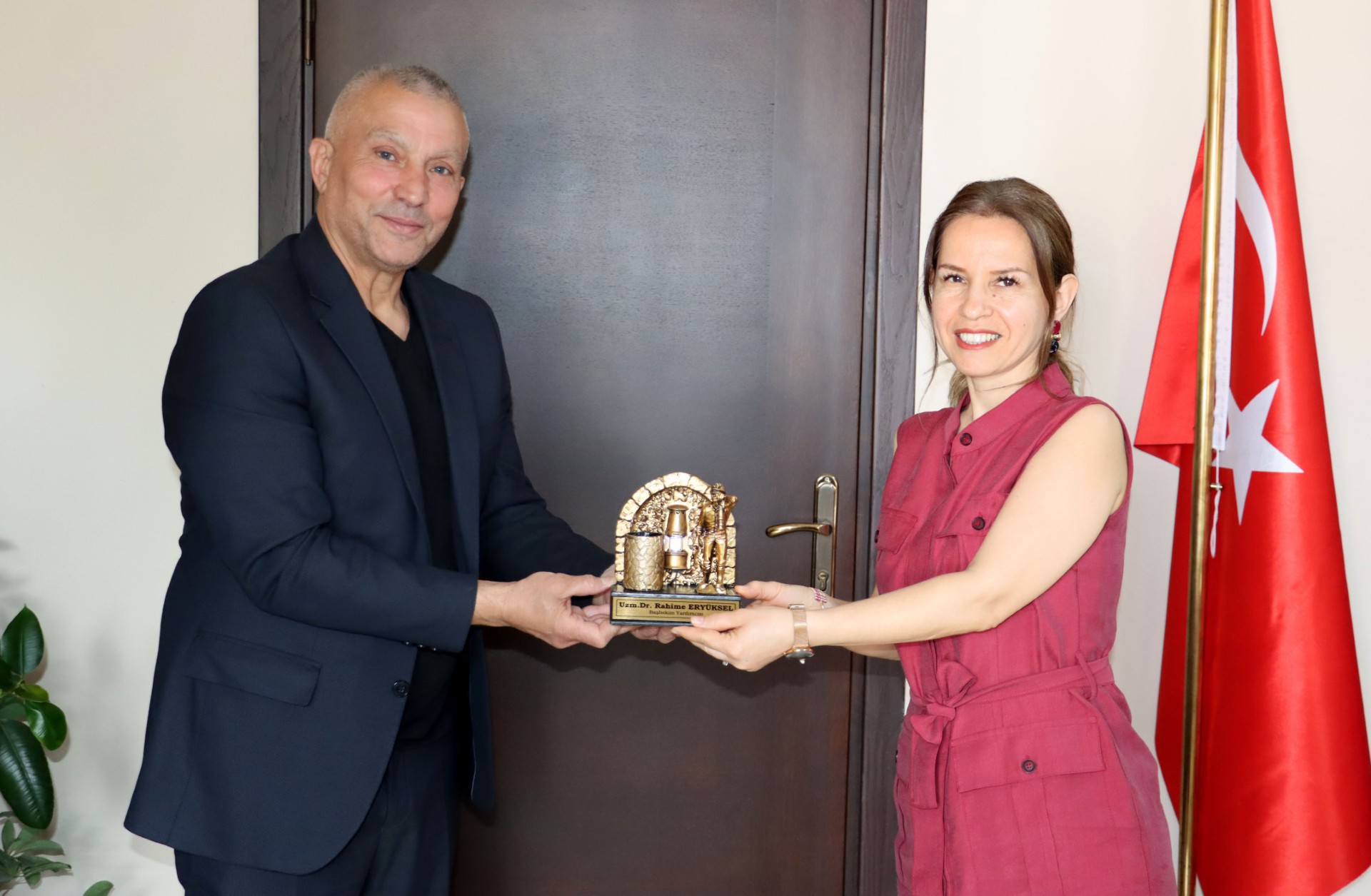 Demir'den Uzun Mehmet Göğüs ve Meslek Hastalıkları Hastanesi başhekimine ziyaret