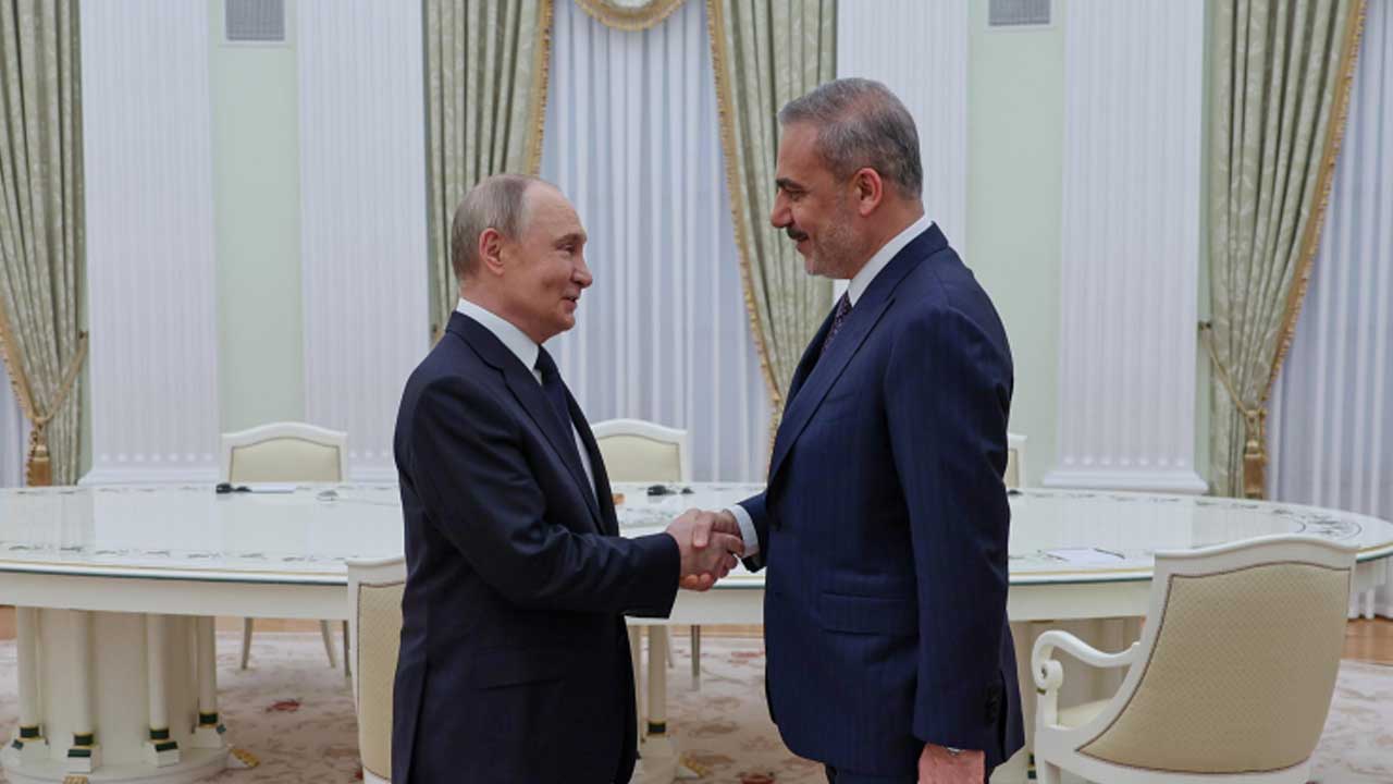 Dışişleri Bakanı Hakan Fidan, Moskova'da Vladimir Putin ile buluştu