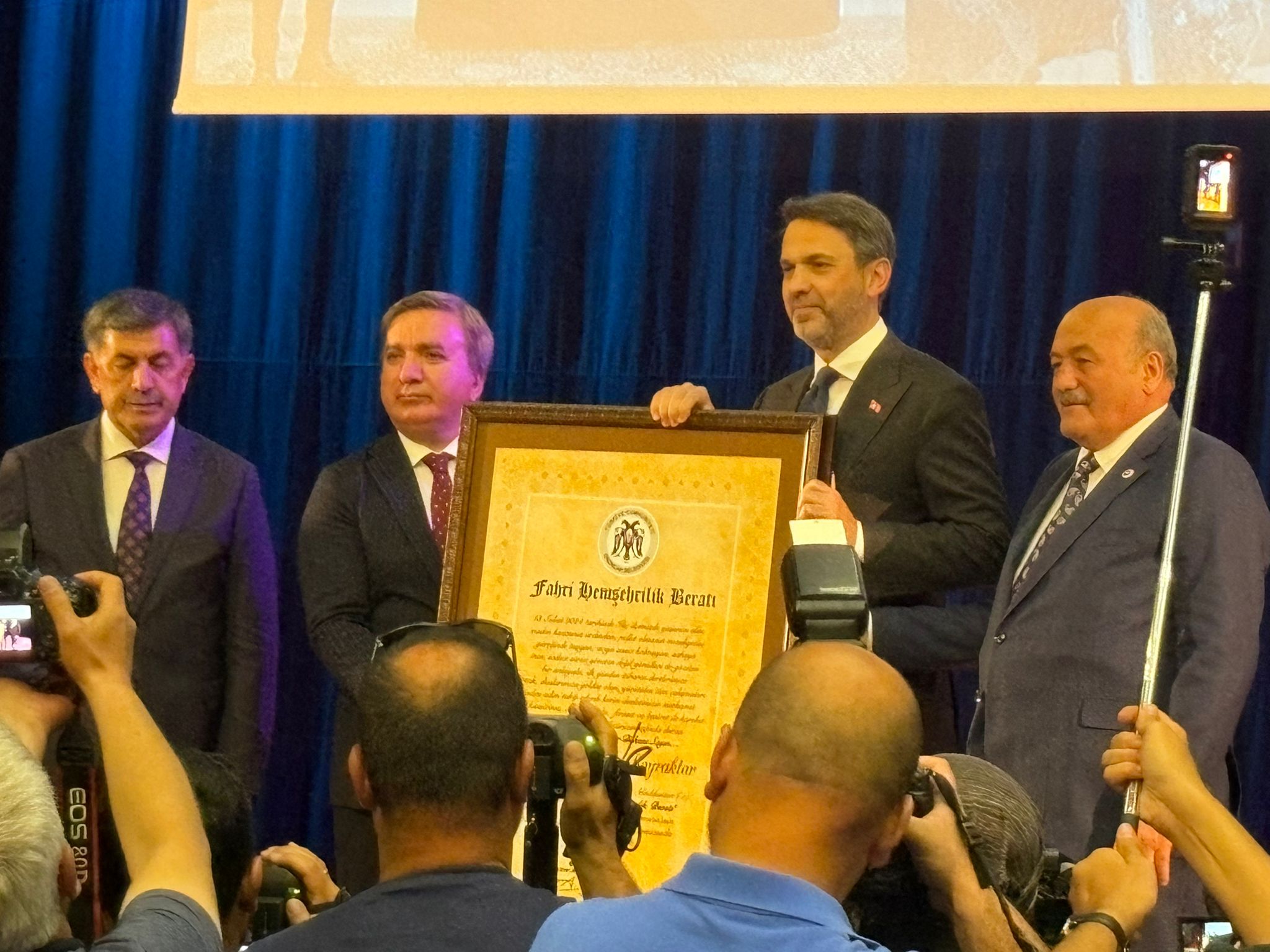 Bakan Alparslan Bayraktar’a Erzincan’da Fahri Hemşehrilik Beratı: “Erzincan beni bağrına bastı”