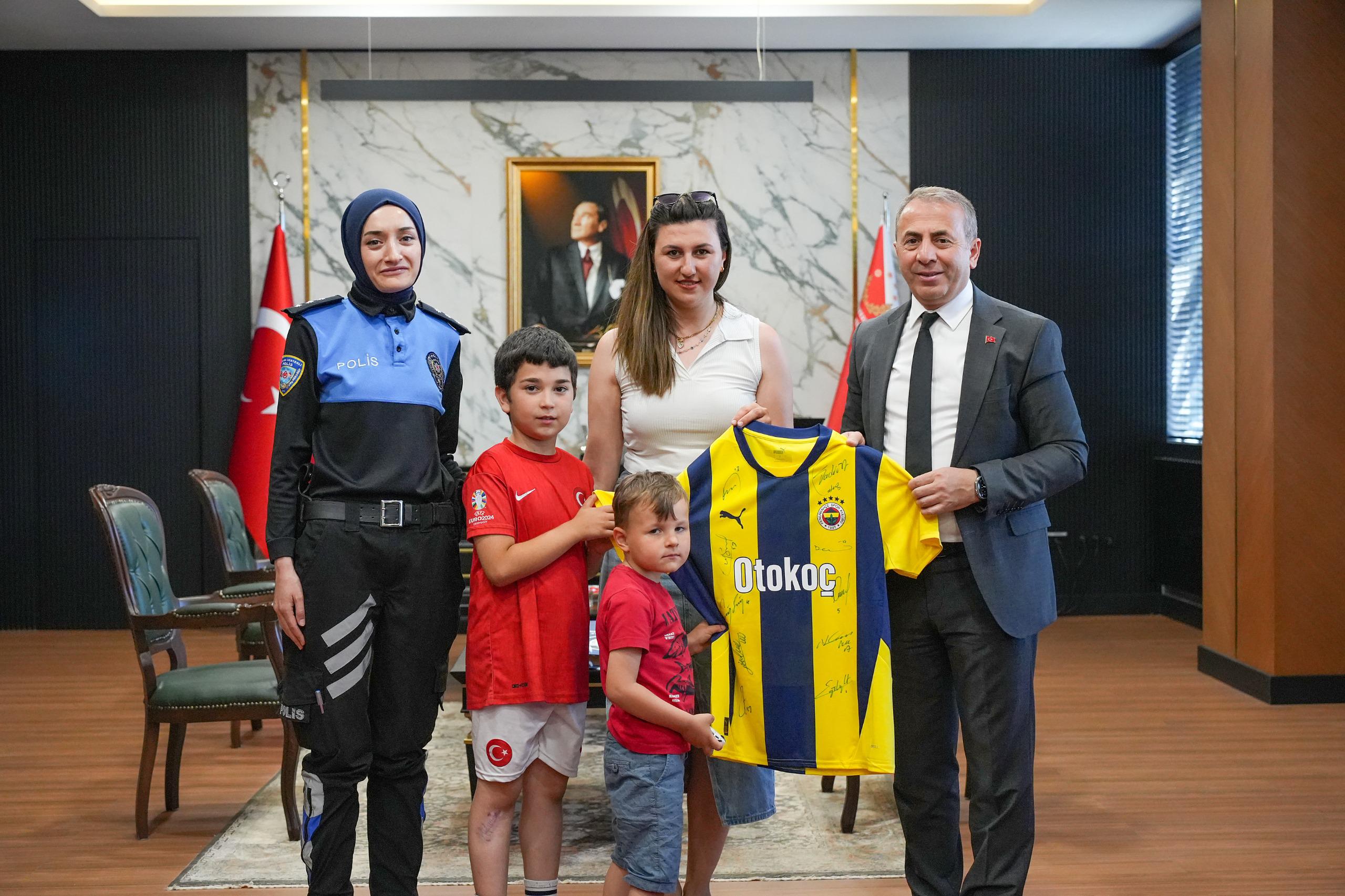 Emniyet Müdürü'nden şehit oğluna imzalı Fenerbahçe forması sürprizi