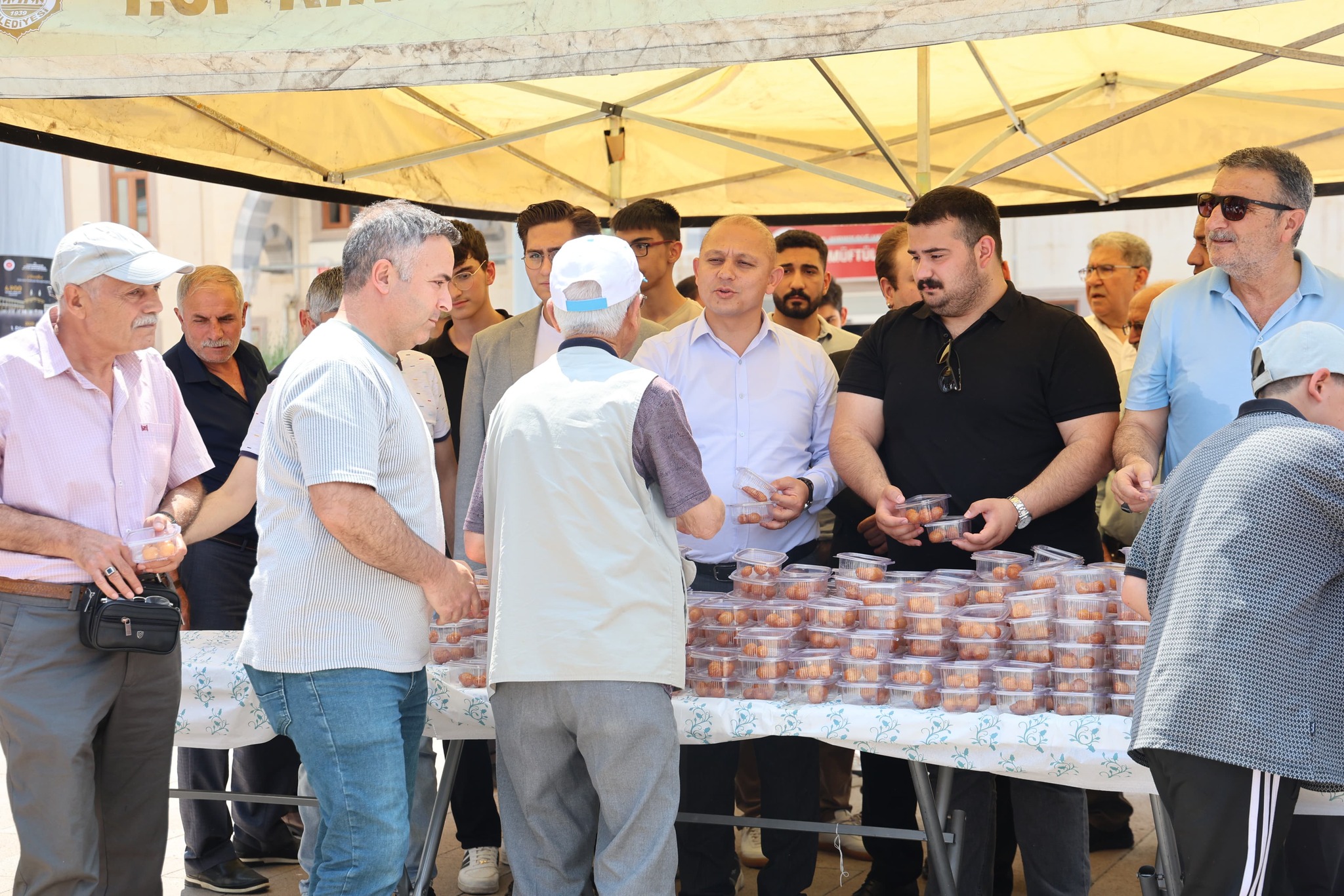 Merhum Başkan Zeyrek’in anısına lokma dağıtıldı