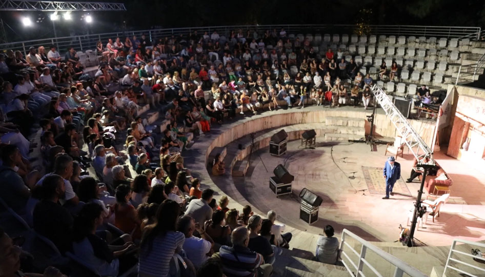 İzmir Efes Amfi Tiyatro'da sanat ve dayanışma