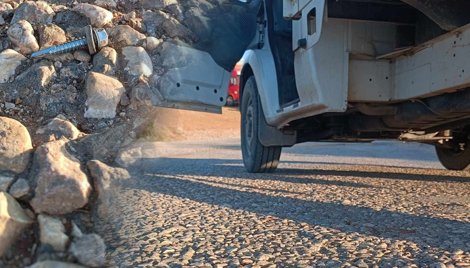 Serik'te yol terörü: Yollara dökülen vidalar lastik patlatıyor