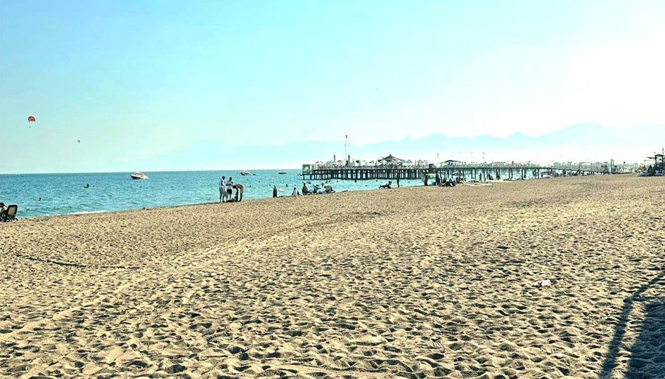Antalya Aksu’da sahil temizliği çalışmaları sürüyor