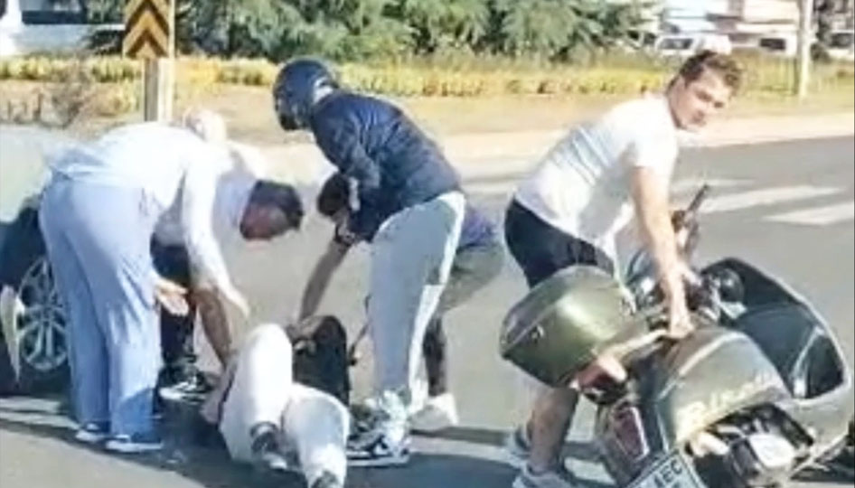 Düzce'de motosiklet sürücüsü yola savruldu