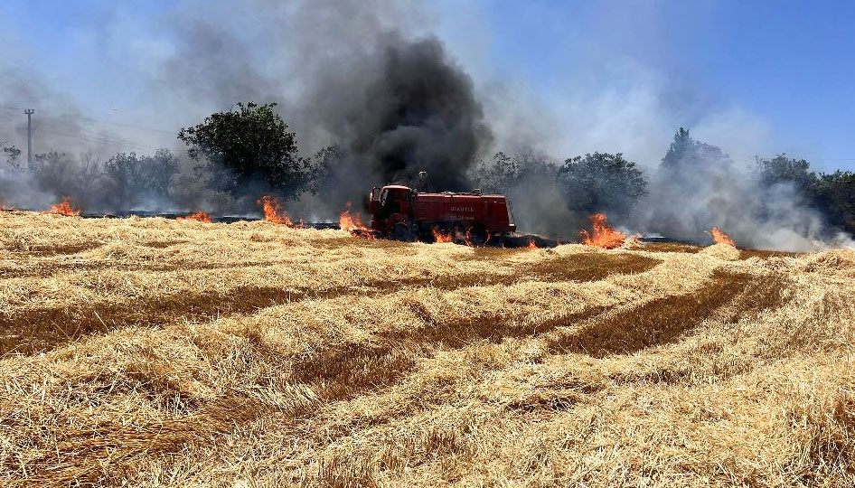 Burdur'da arazi yangını itfaiye aracına sıçradı!