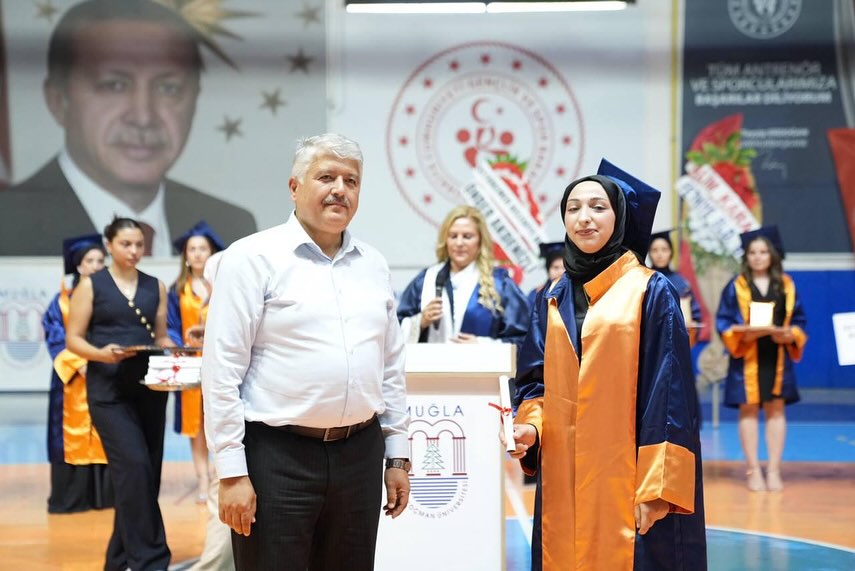 Seydikemer AK Parti İlçe Başkanı Ali Büklü, mezuniyet coşkusuna ortak oldu