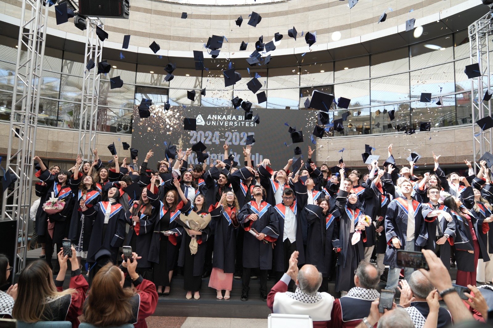 Ankara Bilim Üniversitesi'nde mezuniyet coşkusu yaşandı