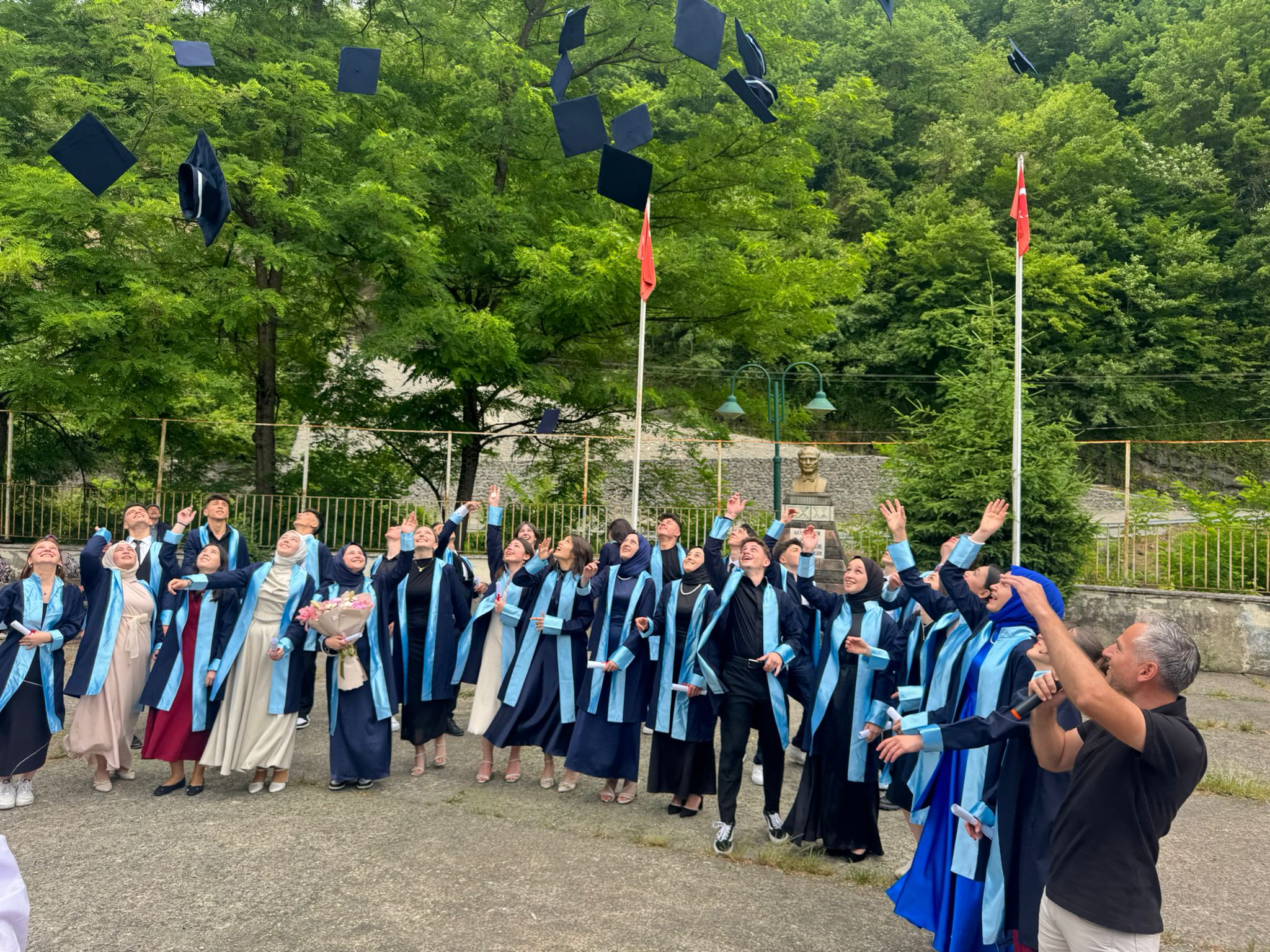 Şalpazarı Anadolu Lisesi 9. Mezunlarından 29 öğrenci kep fırlattı