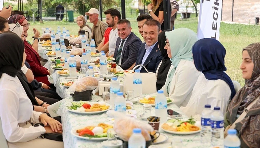 Bilecik Valisi Sözer, bayramda öğrencilerle buluştu