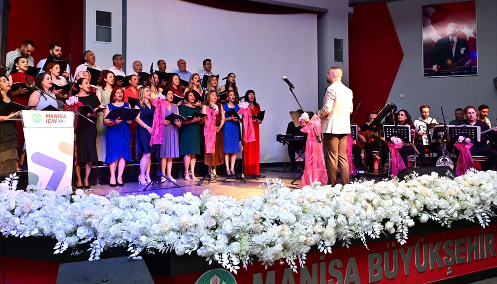Manisa'da “Türkü Gibi Şarkılar” ayakta alkışlandı