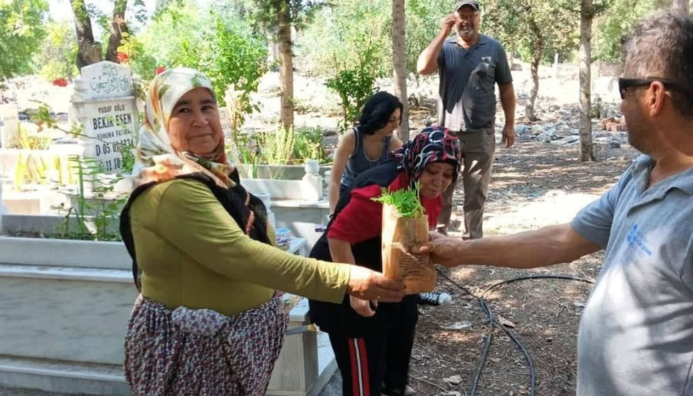 Arefe günü anlamlı jest: Antalya'da vatandaşa çiçek sürprizi