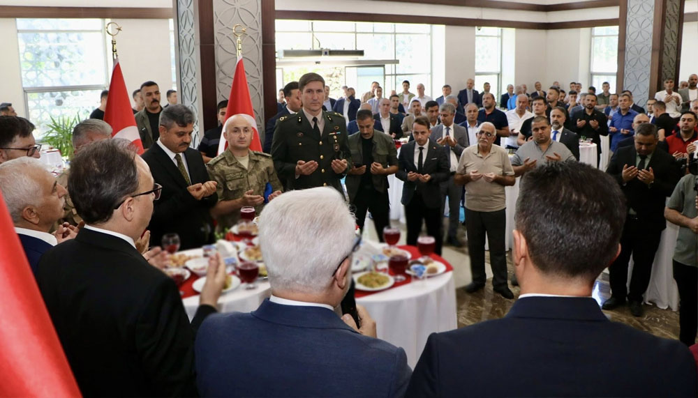 Siirt’te bayram coşkusu: Protokol ve vatandaşlar bayramlaştı