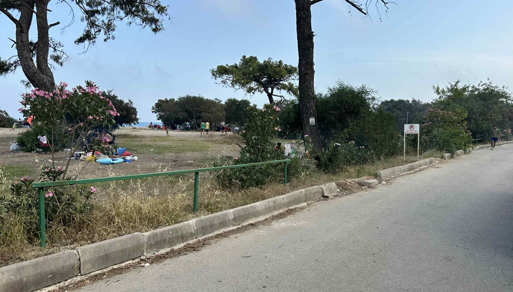 Antalya Sarısu Plajı bakımsızlıkla çürüyor!