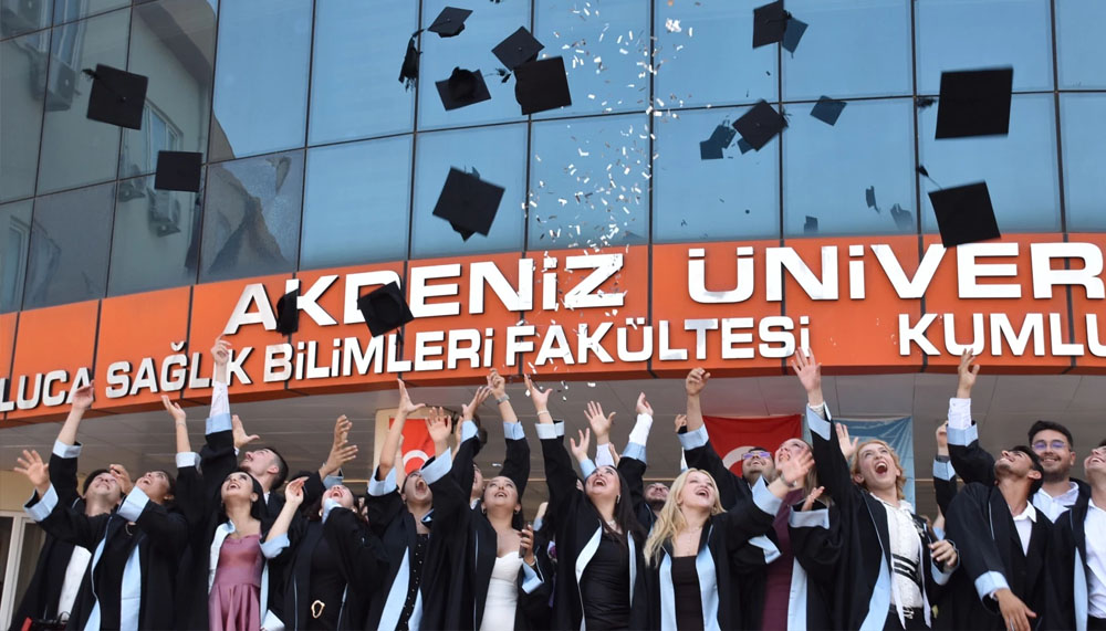 Akdeniz Üniversitesi Kumluca MYO'da mezuniyet coşkusu
