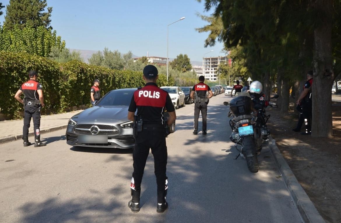 İzmir'de suçluya geçit yok: 26 yıl hapis cezalı istismar zanlısı yakalandı!