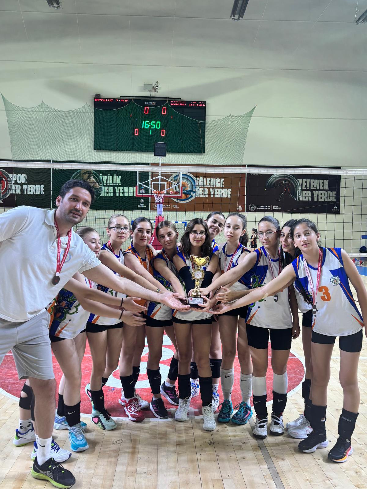 Büyükşehir Belediyesi Voleybol Takımlarından çifte başarı
