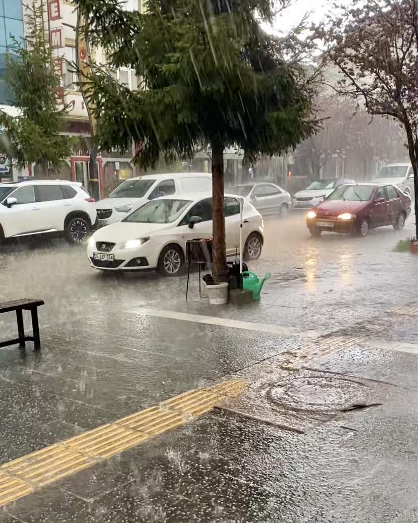 Kars’ta aniden bastıran sağanak hayatı olumsuz etkiledi