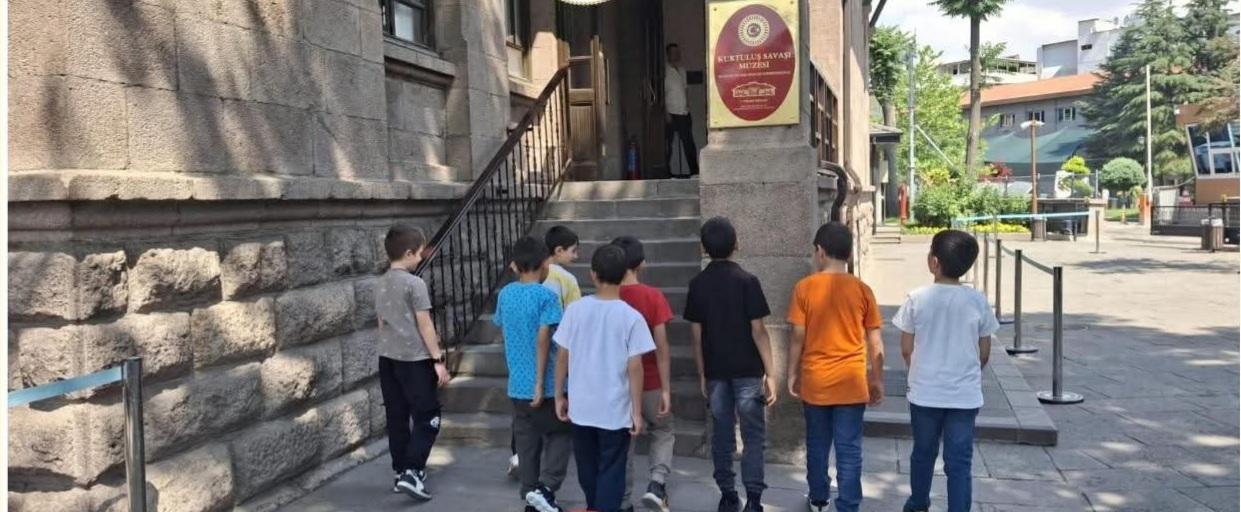 Koruma altındaki çocuklardan Anıtkabir ve Birinci Meclis’e yolculuk