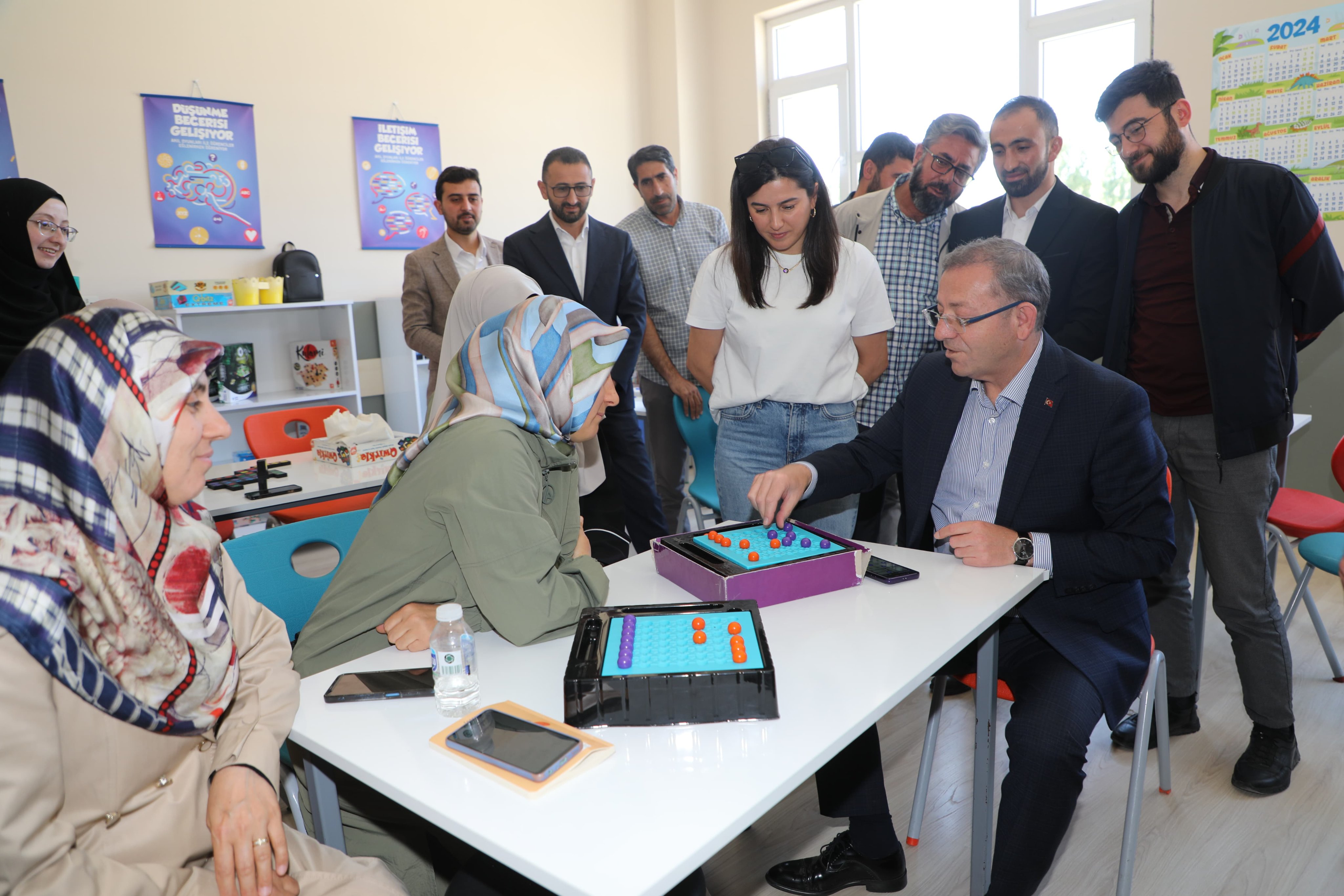 Vali Ziya Polat, Akıl ve Zeka Oyunları Kursu’nu ziyaret etti