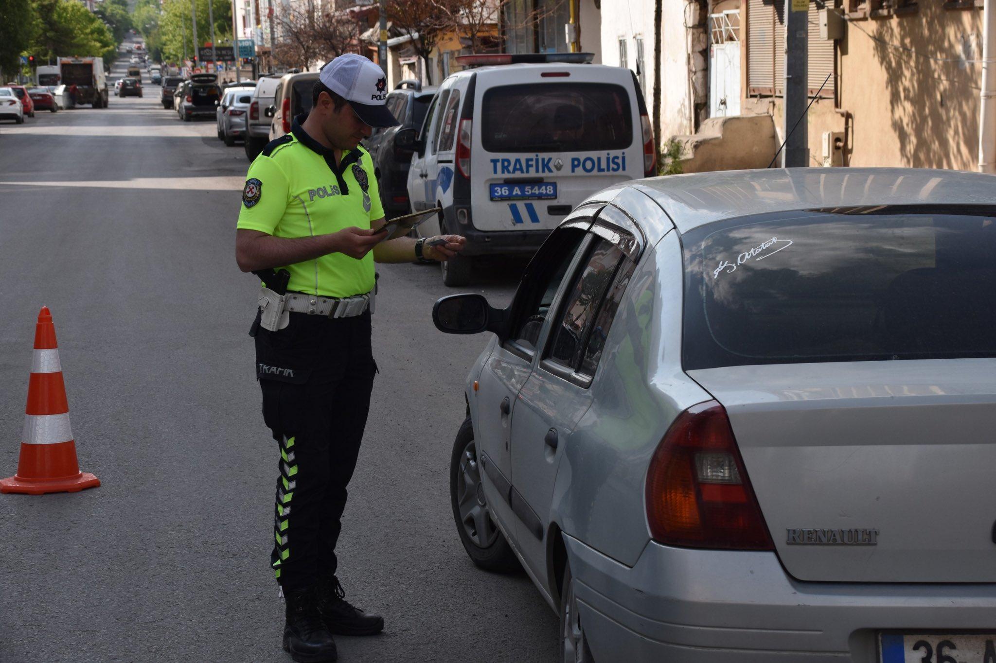 Kars Emniyetinden trafik uyarısı: "Yolun sonu ailemiz ve evimiz olsun"