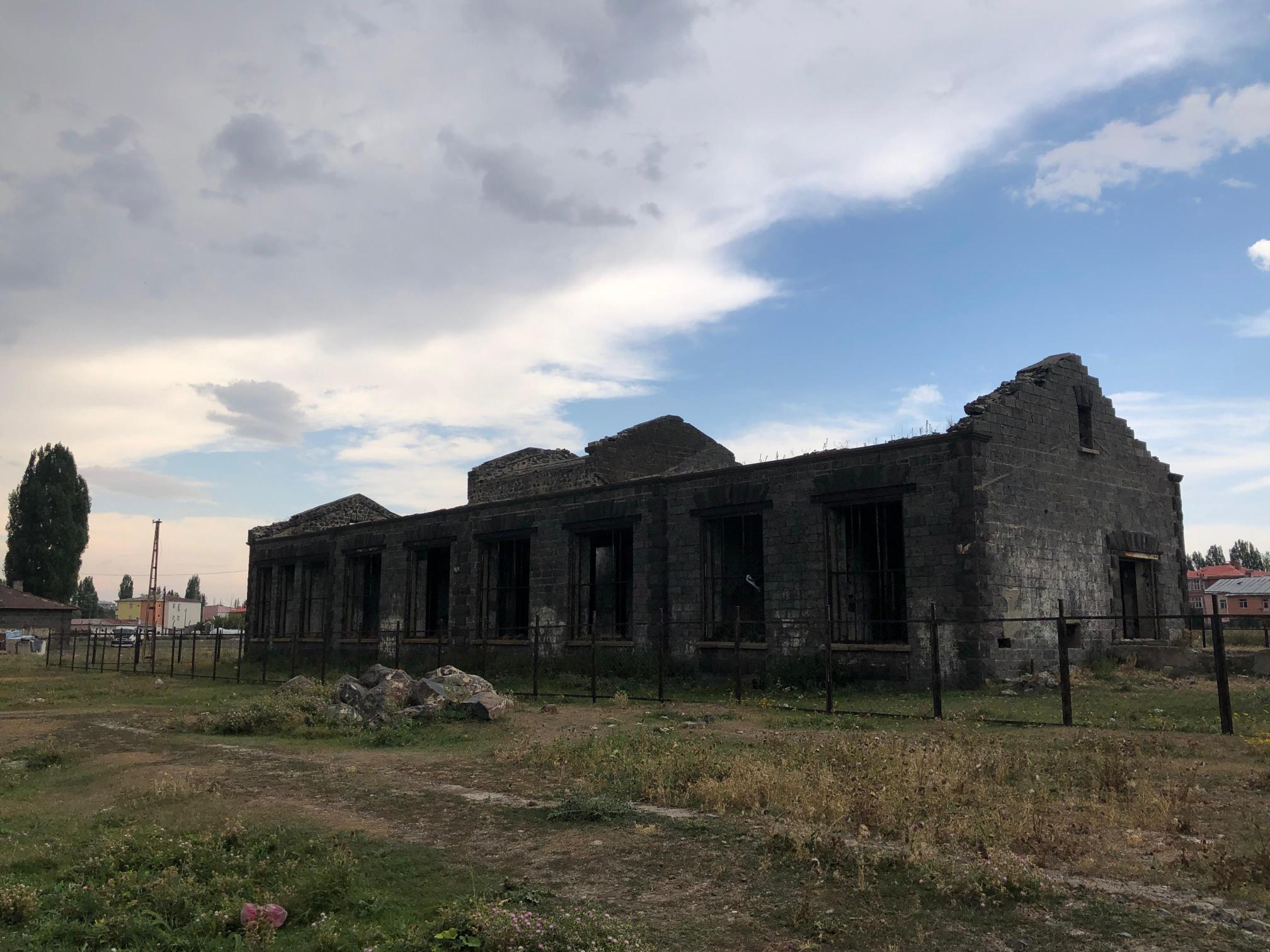 Tarihi Süt Fabrikası kaderine terk edildi: Mahalle sakinleri yetkililerden yardım bekliyor