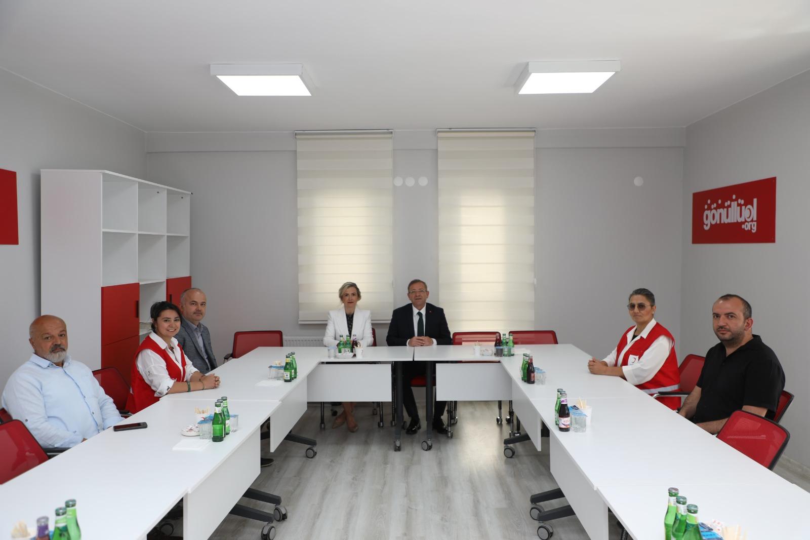 Vali Ziya Polat’tan Kızılay Kars Şubesi’ne Kuruluş yıldönümü ziyareti