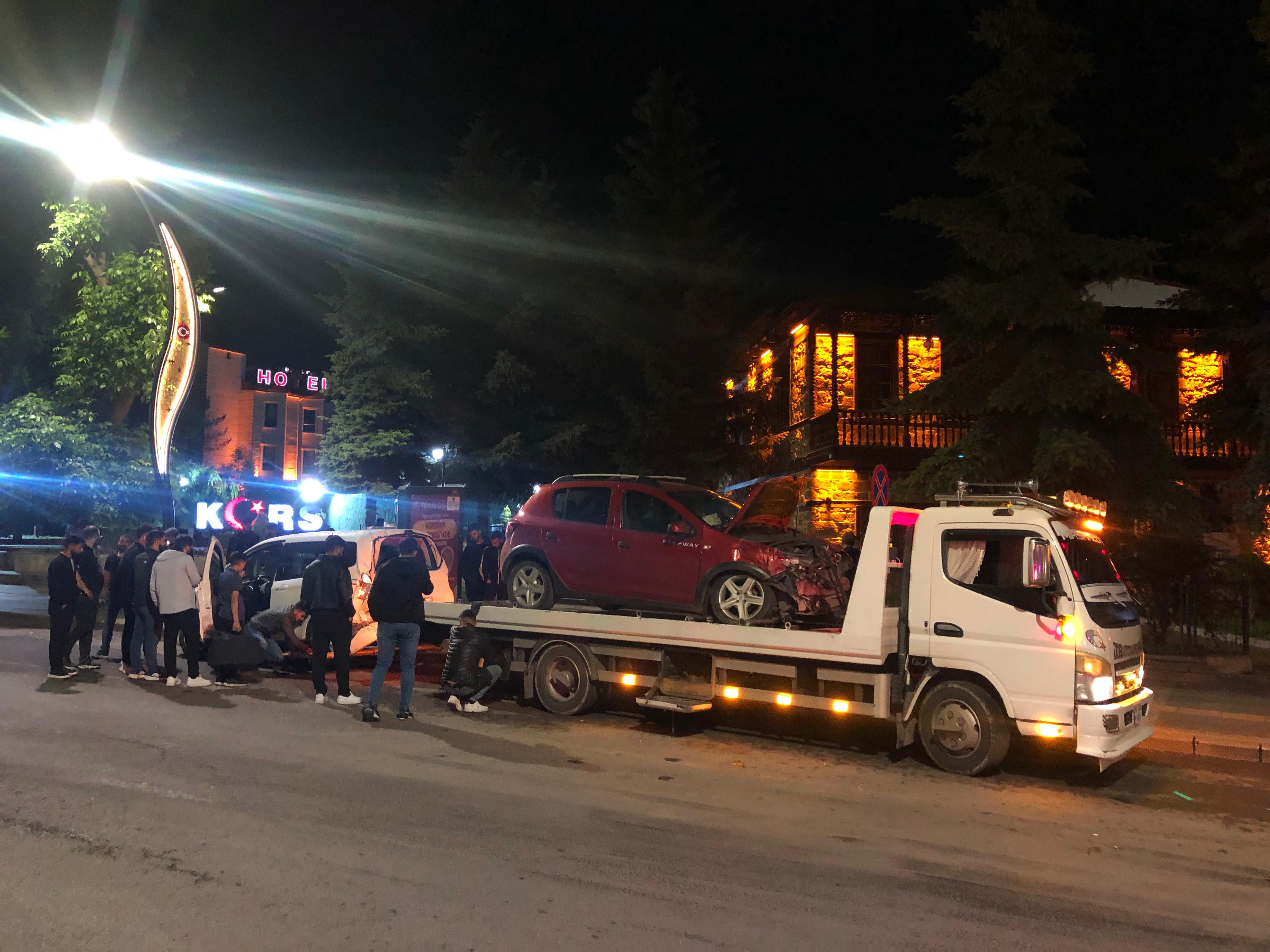 Kars’ta tehlikeli kavşakta bir kaza daha: Vatandaşlar yetkililere seslendi