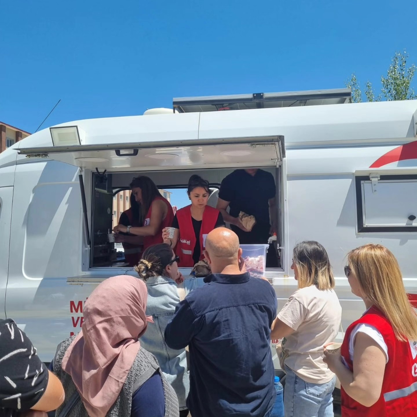 Kars Kızılay Şubesi, YKS heyecanı yaşayan gençlere moral desteği verdi