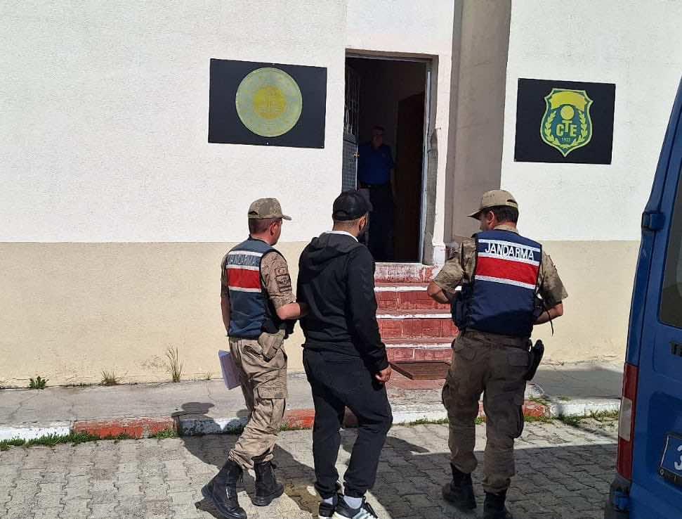 Kars’ta kendini kamu görevlisi ve banka çalışanı diye tanıtan dolandırıcı yakalandı