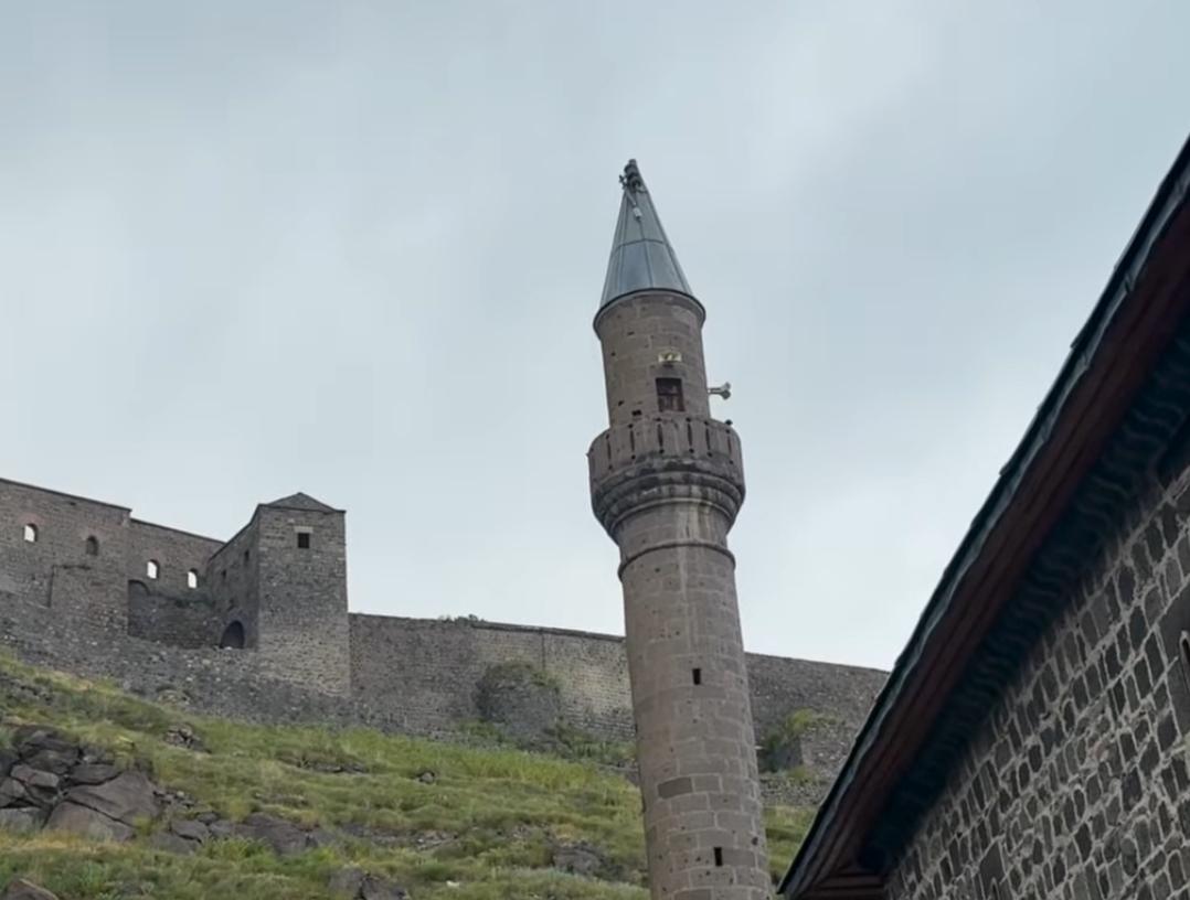 Kars’taki Tarihi Vaiz Oğlu Camisi’nin Alem’i kırıldı, yetkililerden ilgi bekliyor