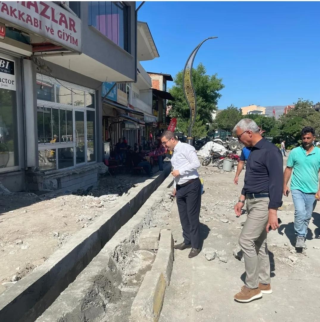 Kağızman'da meydanın çevresi yenileniyor