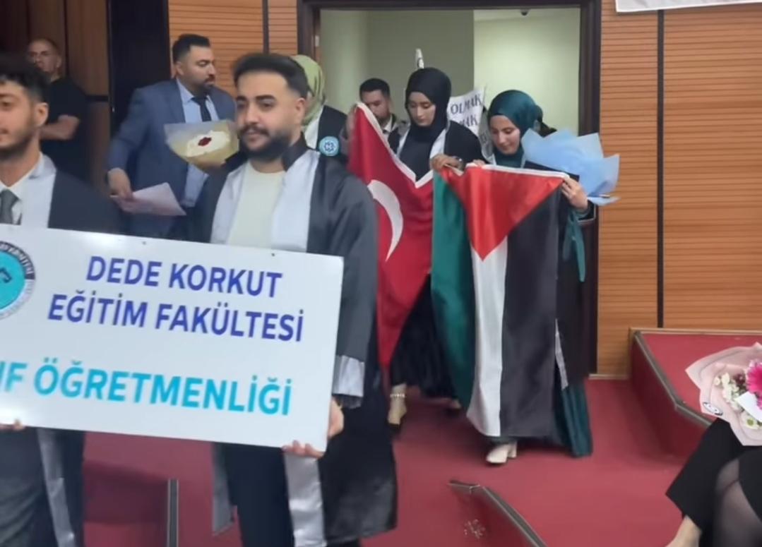 Kars Kafkas Üniversitesi mezuniyet töreninde anlamlı mesaj: Türk ve Filistin bayraklarıyla sahneye çıktılar
