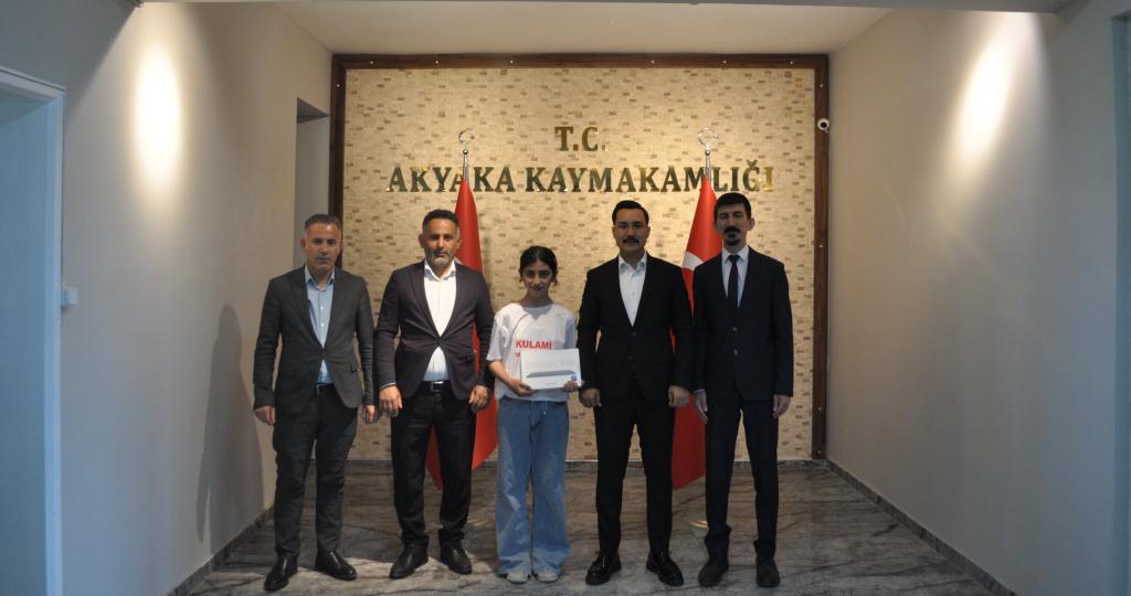 Akyaka Kaymakamı İsmail Demirtaş'tan Türkiye ikincisi öğrenciye ödül