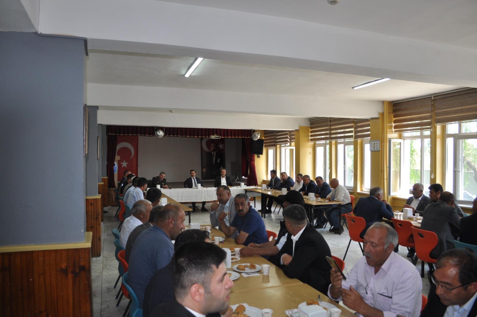 Akyaka Kaymakamı İsmail Demirtaş, Kurban Bayramı’nda vatandaşlarla bir araya geldi