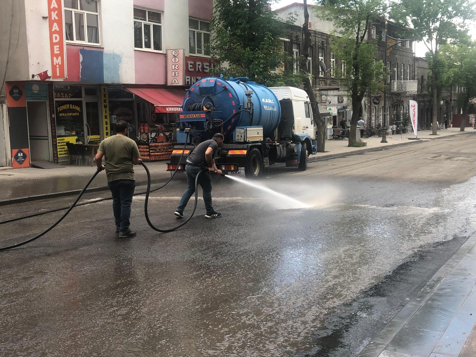 Kars'ta cadde ve sokaklar yüzey temizleyiciyle yıkanıyor