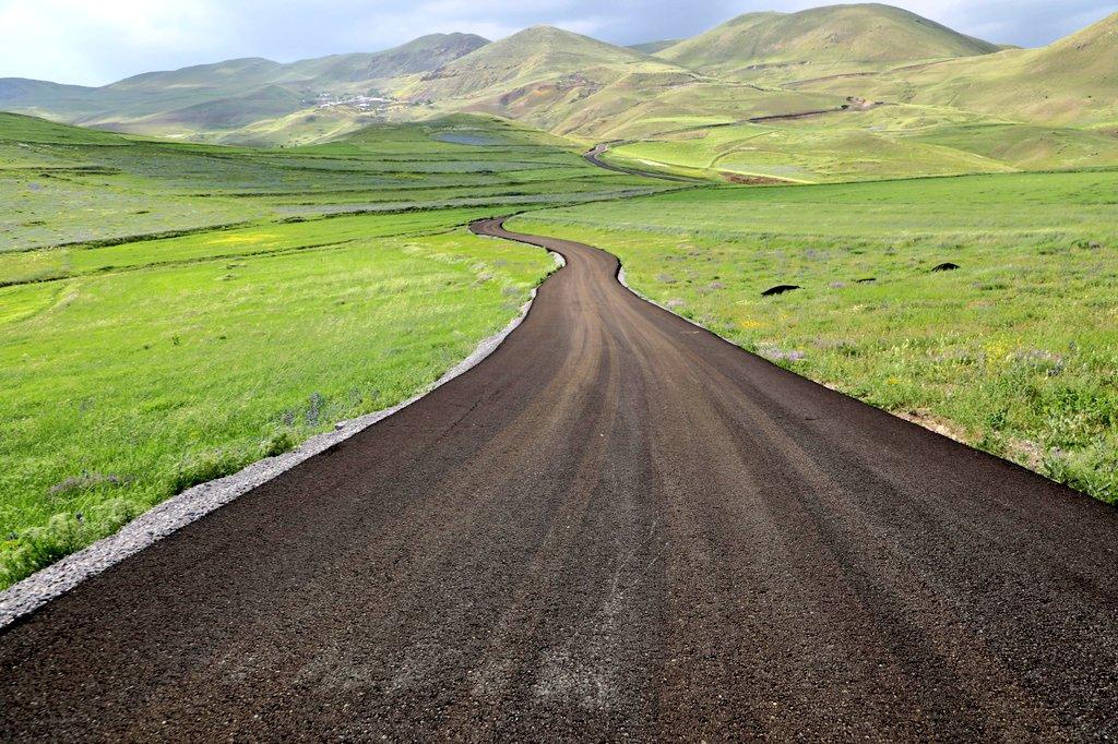 Kars Valisi Ziya Polat, Kağızman’daki yol çalışmasında; "Yol, medeniyettir" dedi