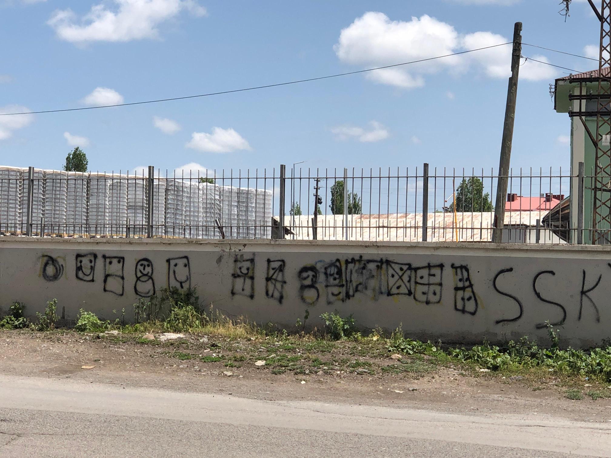 Kars demiryolu istinat duvarı aşk tahtasına döndü! Vatandaşlar temizlik ve önlem istiyor