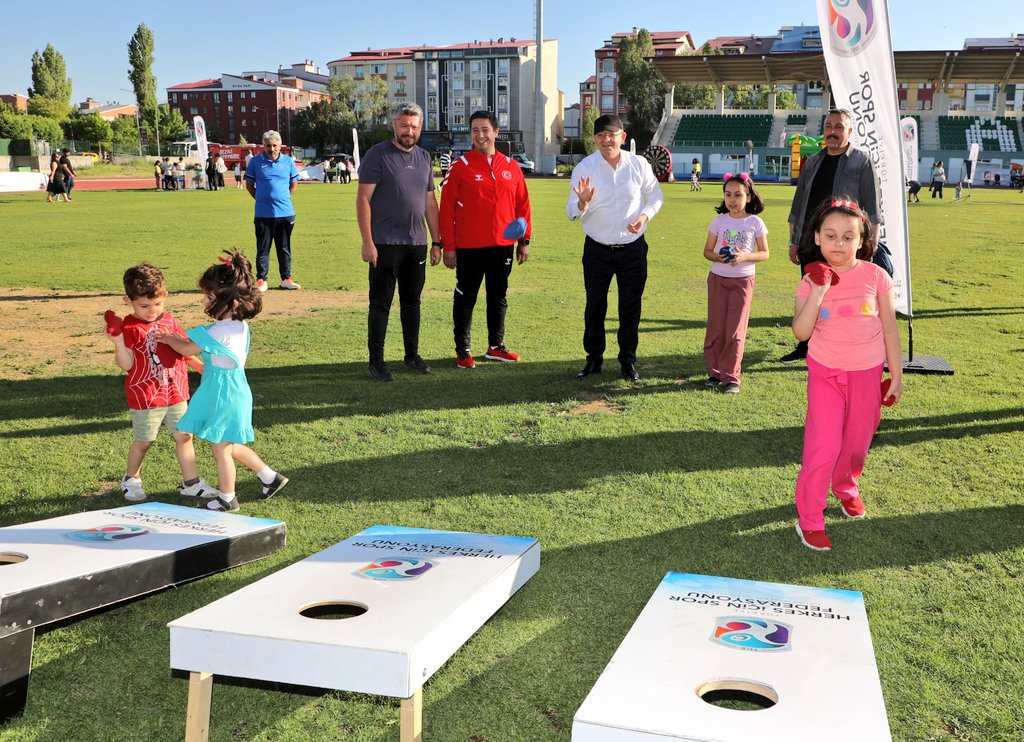 Vali Ziya Polat, Spor Festivali'nde çocukların coşkusuna ortak oldu