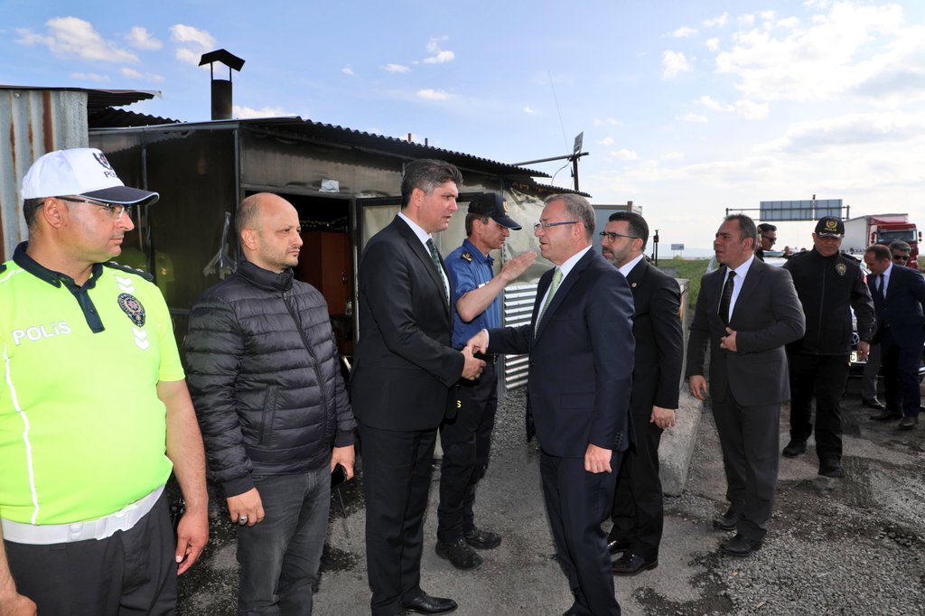 Vali Ziya Polat ve Milletvekili Adem Çalkın'dan emniyet uygulama noktasına bayram ziyareti