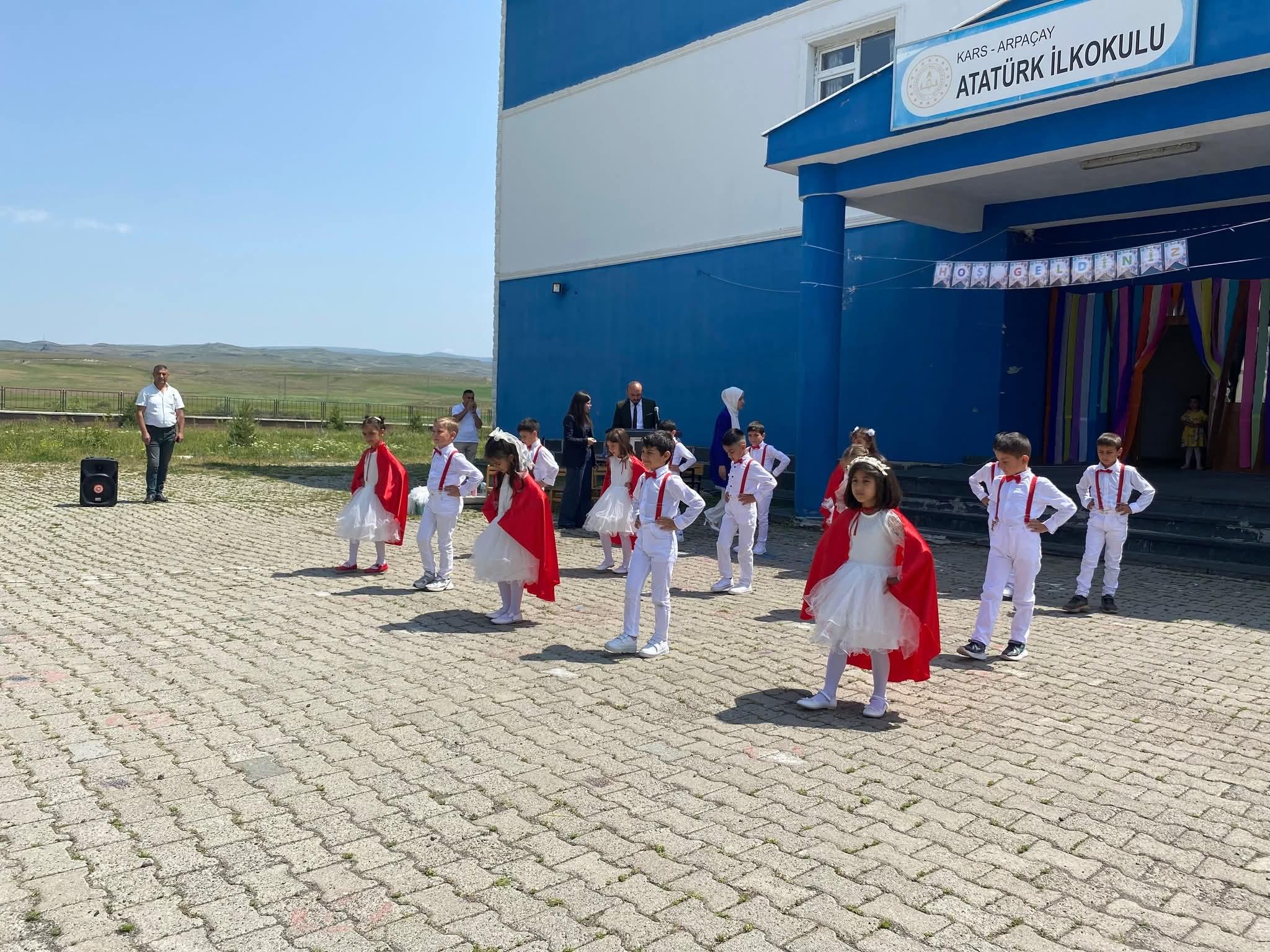 Arpaçay Atatürk İlkokulu'ndan renkli yıl sonu şenliği