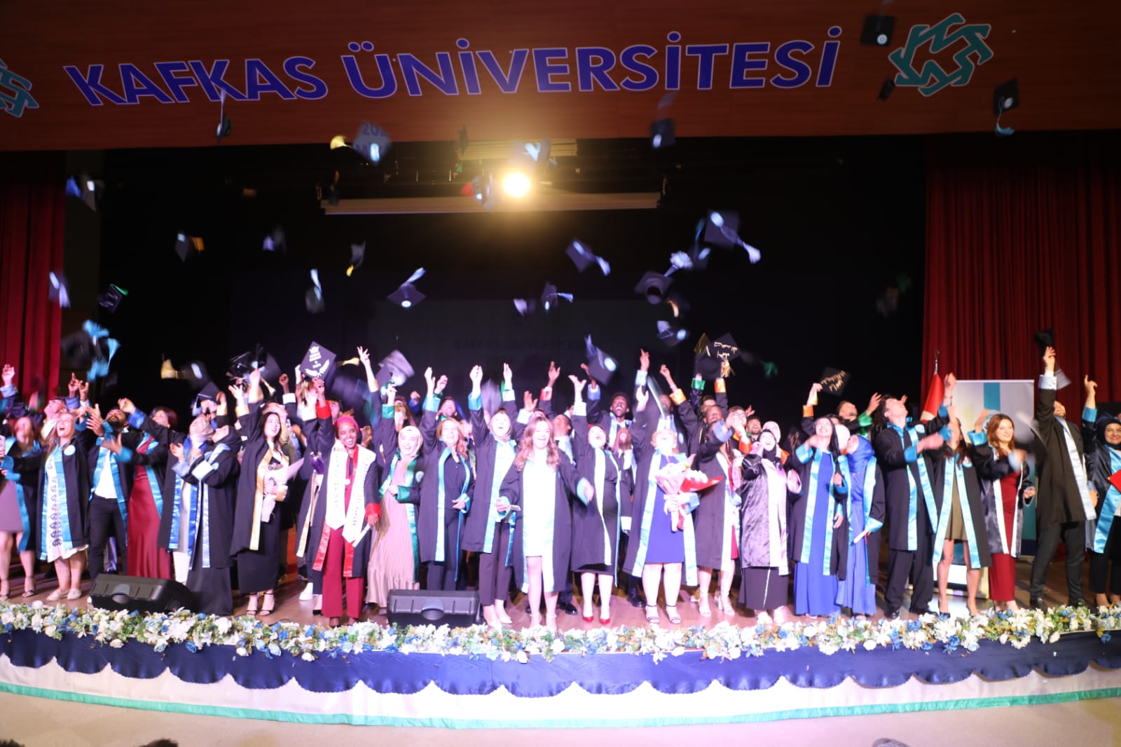 Kars Kafkas Üniversitesi 2024-2025 akademik yılı mezuniyet töreni coşkuyla gerçekleşti