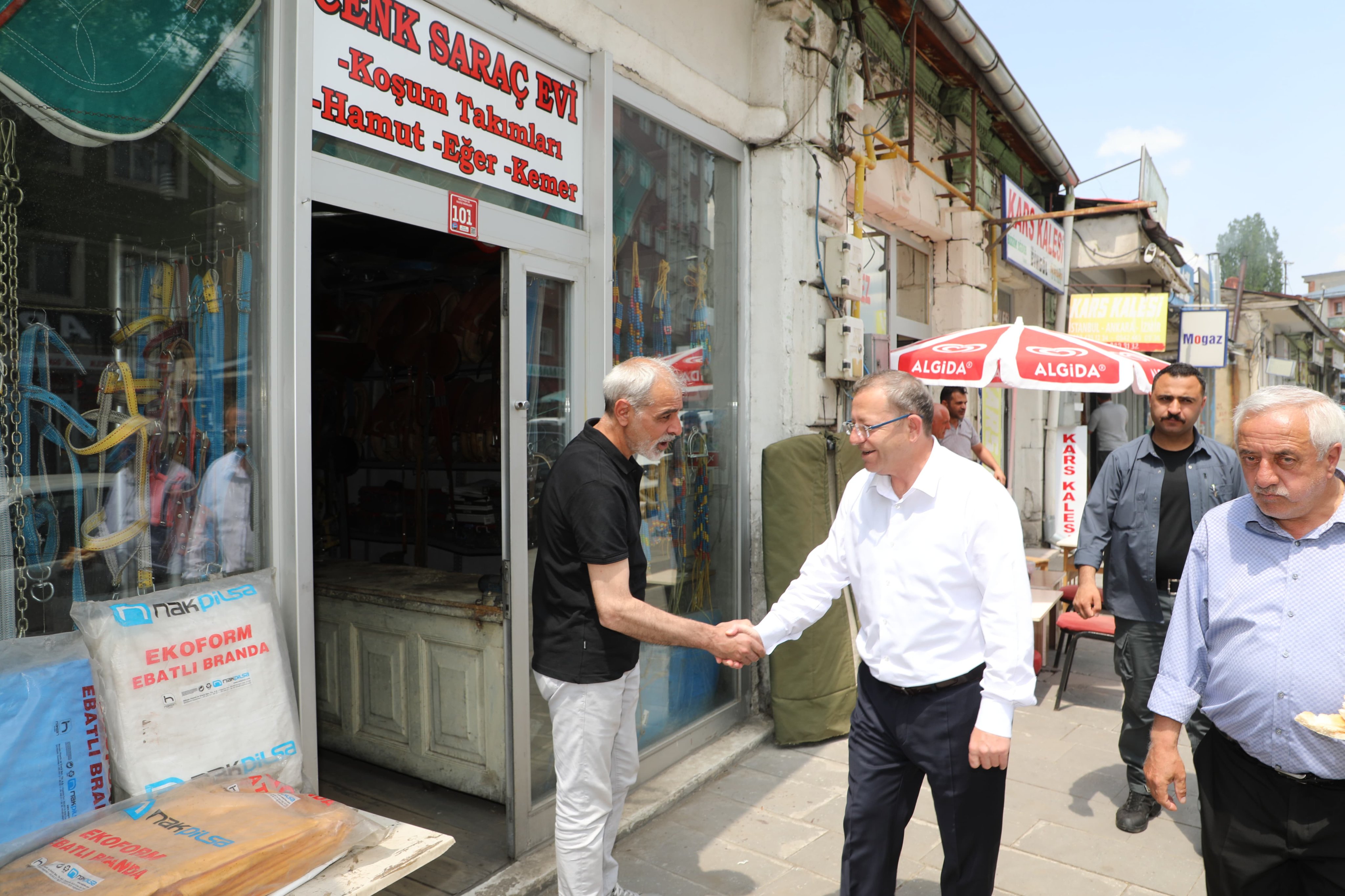 Kars Valisi Ziya Polat, Cuma namazını vatandaşlarla kirlikte kıldı, esnaf ve miniklerle sohbet etti