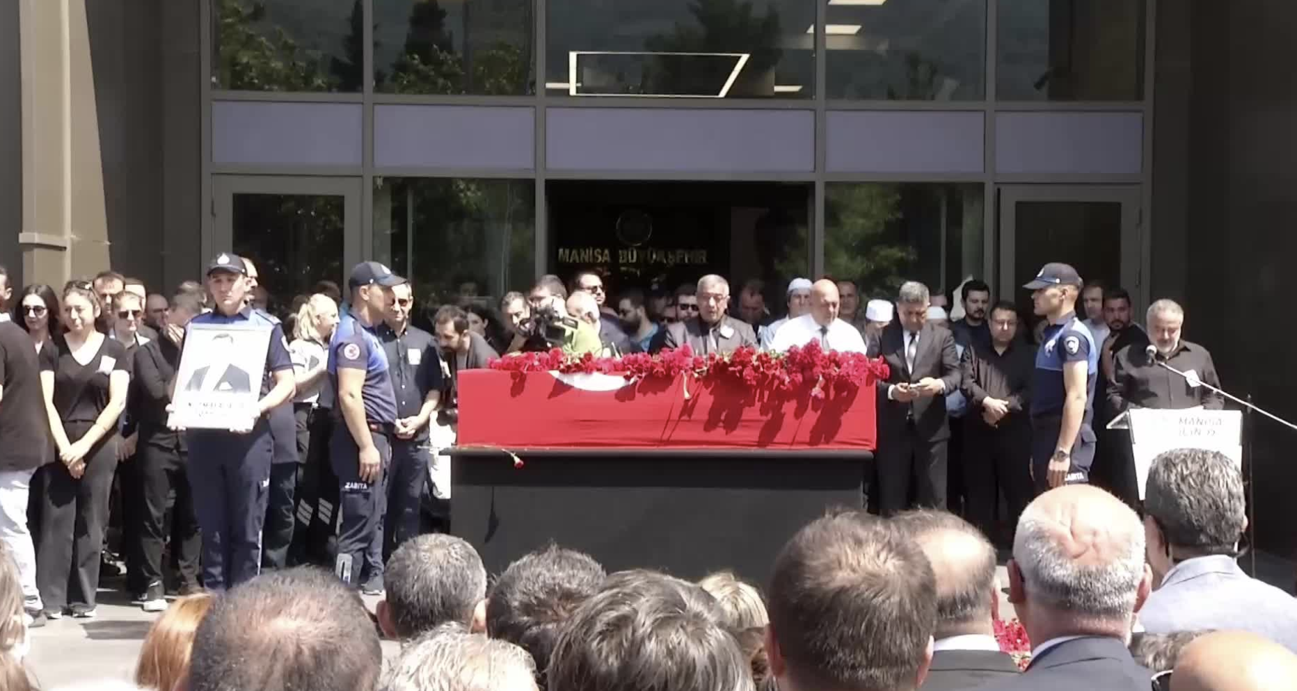 Ferdi Zeyrek'e veda: Özgür Özel gözyaşlarını tutamadı