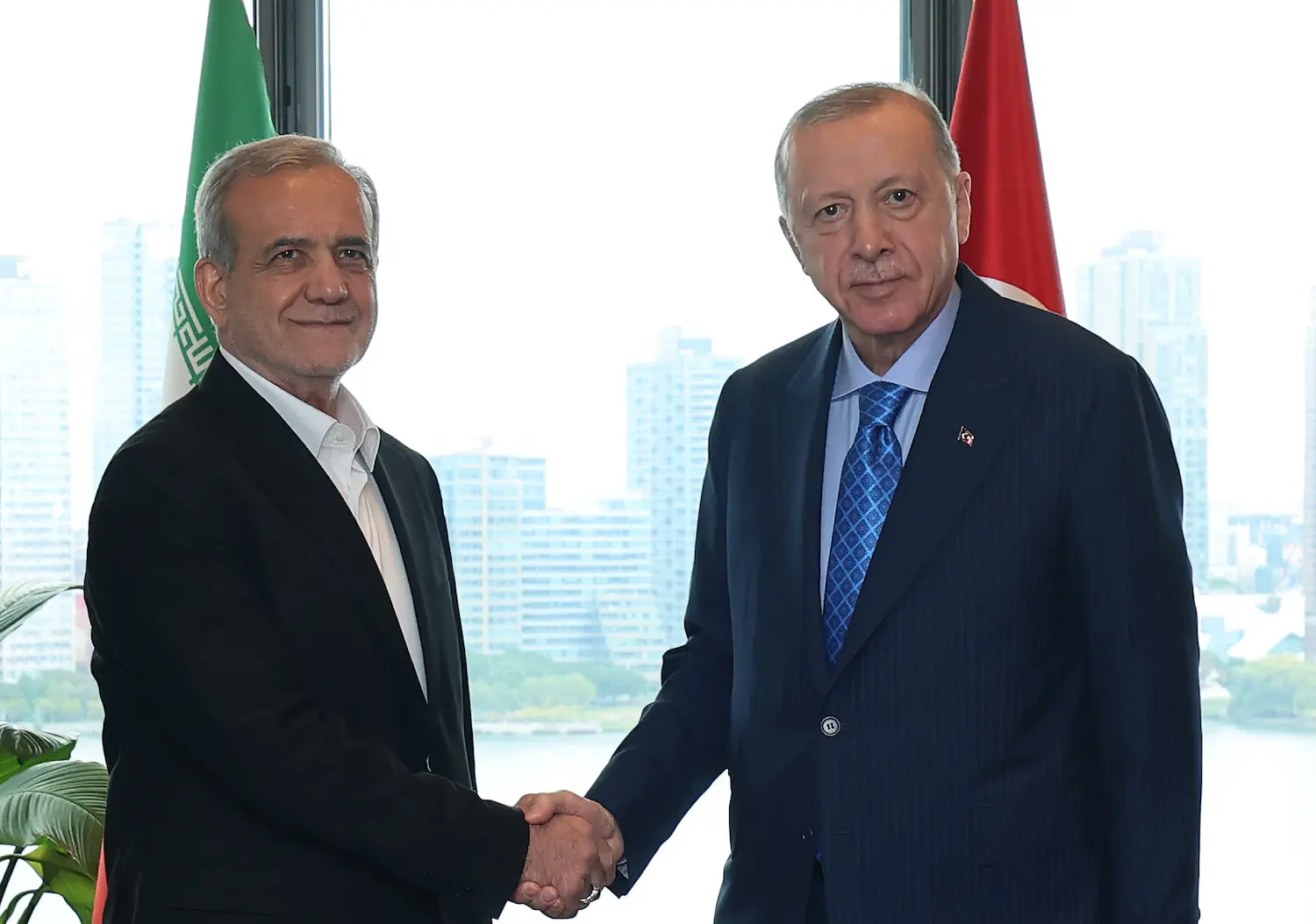 Cumhurbaşkanı Erdoğan, İran Cumhurbaşkanı Pezeşkiyan ile telefonda görüştü